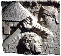 Деталь рельефа на Колонне Траяна изображает дака, замахнувшегося на римского солдата