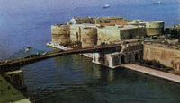 Крепость Таранто, расположенная у входа в гавань